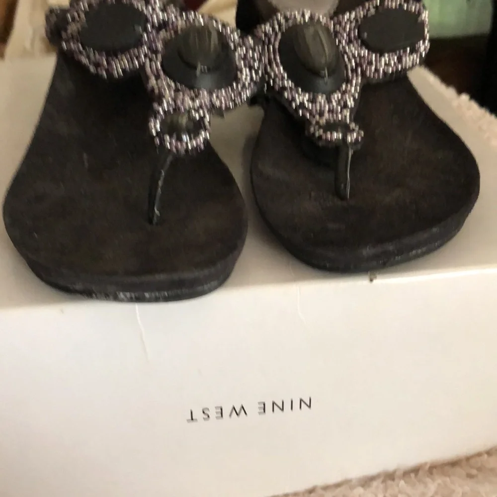 White Mountain size 10 black beaded wedge thong slides like new